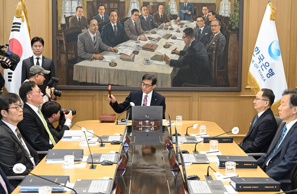 2월26일 한국은행 금융통화위원회에서 이창용 총재가 의사봉을 두드리고 있다. [사진: 연합뉴스]