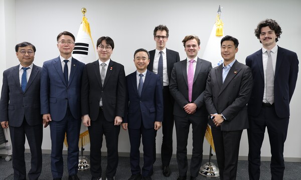 한국과 프랑스 간 민관 차원의 AI 협력 모델 논의. (왼쪽부터) 송상훈 국가AI전략위 단장, 류제명 과기정통부 차관, 하정우 청와대 AI미래기획수석, 임문영 국가AI전략위 부위원장, 미스트랄 아더 멘쉬 CEO, 시리아크 뒤부아 공공 정책대외 협력 총괄, 허재혁 GTM총괄, 쥐스튀스 뮈르크 비서실장. [사진: 국가AI전략위]