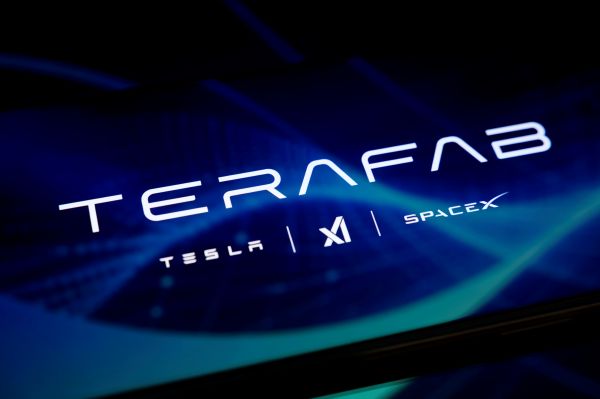 스페이스X가 AI 사업 확대를 위해 자체 GPU 제조 가능성을 시사했다. [사진: 셔터스톡]