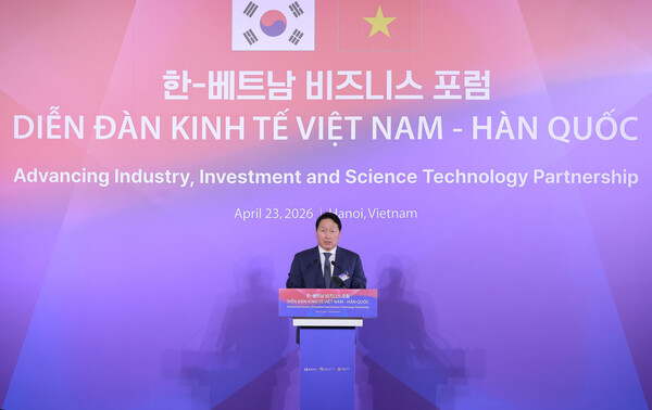 최태원 SK회장 겸 대한상공회의소 회장이 23일 베트남 하노이에서 열린 한-베트남 비즈니스 포럼에서 환영사를 하고 있다. [사진: 대한상공회의소]