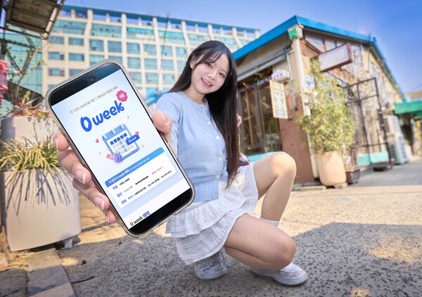 SKT 모델이 T멤버십 앱을 통해 혜택들을 확인하고 있는 모습. [사진: SKT]