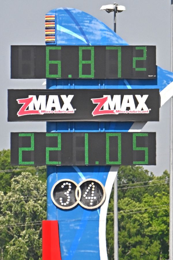 NHRA 주관 NHRA 4-와이드 내셔널스에서 포드 머스탱 코브라 제트 2200이 6.87초 신기록을 세웠다. [사진: NHRA]