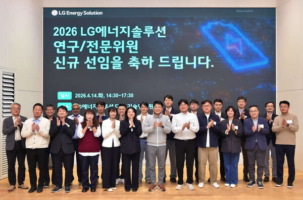 김동명 LG에너지솔루션 사장과 신규 선임 연구·전문위원 [사진: LG에너지솔루션]