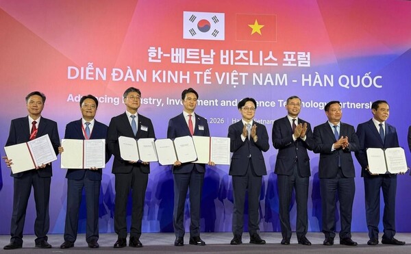 (왼쪽부터) 응오 반 뚜 NASU CEO, 황 반 꽝 PV파워 회장, 정재헌 SK텔레콤 CEO,  추형욱 SK이노베이션 CEO, 김정관 산업통상부장관, 응오 반 뚜언 베트남 재무부 장관, 베트남 응우옌 칵 탄 응에안성 서기장, 보 쫑 하이 응에안성 인민위원장 [사진: SK수펙스추구협의회]