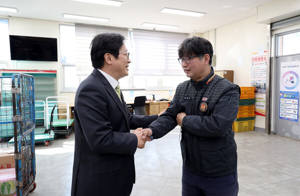 박인환 우정사업본부장(사진 왼쪽)은 지난 7일 전북 군산대야우체국을 방문해 가스폭발로 추정되는 사고 현장에서 시민 생명을 구한 한상근 집배원(사진 오른쪽)을 격려했다. [사진: 우정사업본부]