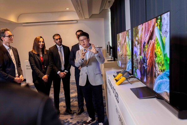 삼성전자 '2026 유럽 테크세미나'에서 참석자들이 2026년형 OLED TV에 대한 기능 설명을 듣고 있다. [사진: 삼성전자]
