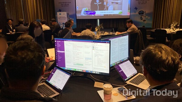 슬랙봇으로 기사 작성 에이전트를 시연하는 모습. [사진: 디지털투데이 손슬기 기자]