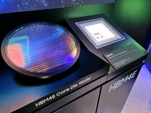 삼성전자 GTC 2026에서 공개한 HBM4E과 HBM4E 코어 다이 웨이퍼 [사진: 삼성전자] 