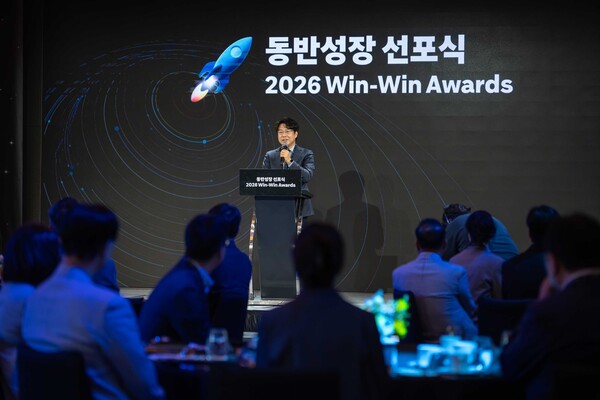 전경수 씨피엘비(CPLB) 대표가 'CPLB 2026 윈윈 어워즈'에서 환영 인사를 하고 있다. [사진: 쿠팡]