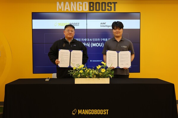 망고부스트 김장우 대표(왼쪽)와 에임인텔리전스 유상윤 대표(오른쪽)가 업무협약(MOU)을 체결하고 있다.
