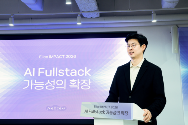 김재원 엘리스그룹 대표가 15일 기자간담회에서  AI 풀스택 전략을 설명하고 있다. [사진: 엘리스그룹]