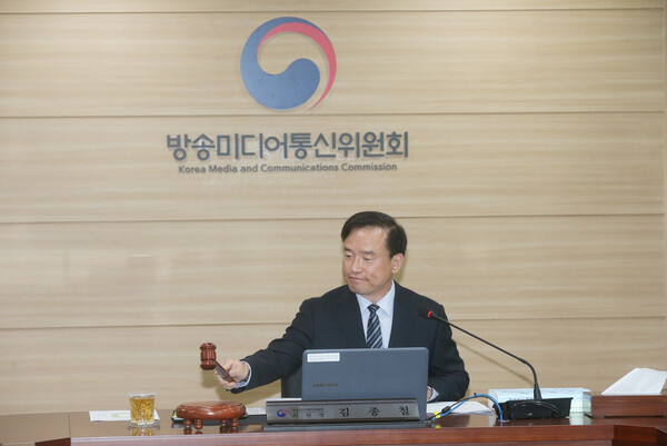 의사봉 두드리는 김종철 방미통위원장. [사진: 방미통위]