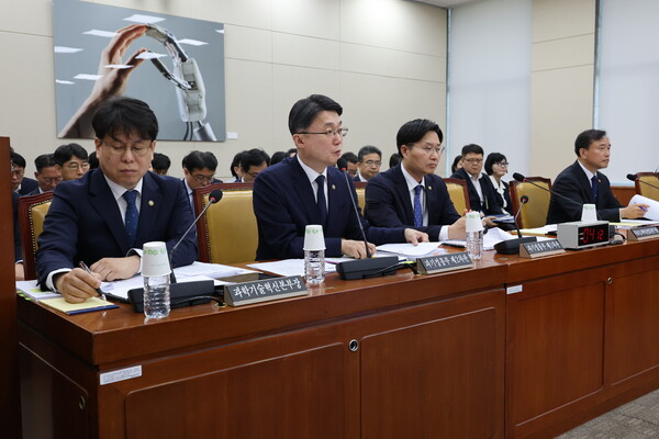 류제명 과학기술정보통신부 2차관이 28일 국회에서 열린 과학기술정보방송통신위원회 전체회의에서 의원 질의에 답하고 있다. [사진: 연합뉴스]