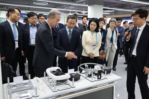 임문영 상근부위원장이 15일 전북대학교를 방문해 '피지컬AI 사전검증(PoC)사업' 성과점검을 하고 본사업계획을 보고받은 후 제조기술 실증랩을 참관하고 있다. [사진: 국가AI전략위]