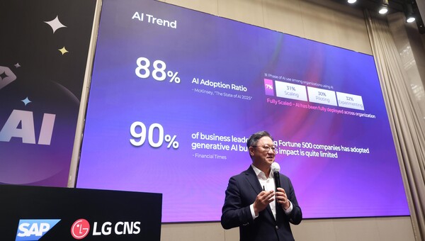 LG CNS와 SAP가 공동 주최한 'Business AI for ERP Summit'에서 LG CNS 엔터프라이즈솔루션사업부장 내한신 전무가 발표하는 모습. [사진: LG CNS]
