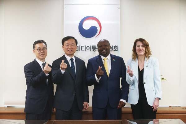 김종철 방송미디어통신위원회 위원장(왼쪽 두번째)이 1일 정부과천청사에서 윌슨 화이트 구글 글로벌 공공정책 총괄 부사장(오른쪽 두번째), 카라 베일리 안드로이드 생태계 전략 담당 부사장(맨 오른쪽)과 면담후 기념촬영을 하고 있다. [사진: 방미통위]