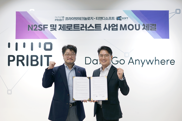 프라이빗테크놀로지 김영랑 대표(왼쪽)와 티앤디소프트 최성묵 대표가 MOU 체결 후 기념촬영을 하고 있다.
