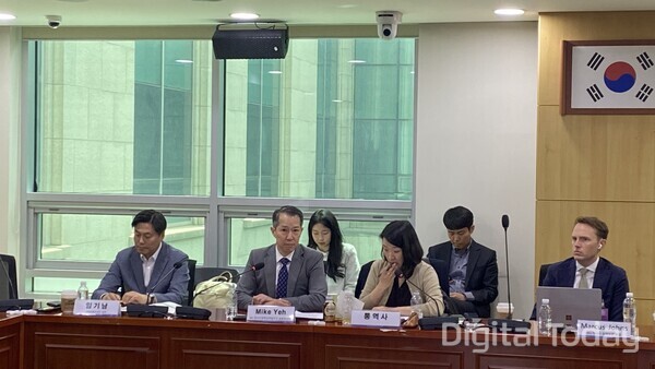 21일 국회의원회관에서 열린 '개방형 AI 생태계 구축을 위한 토론회'. (왼쪽부터)임기남 네이버클라우드 상무, 마이크 예 MS 아시아 정책협력법무실 총괄부사장. [사진: 디지털투데이 손슬기 기자]