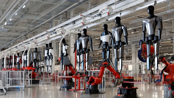 테슬라가 모델S·X 생산을 종료하고 휴머노이드 로봇 옵티머스 생산에 집중한다. [사진: Reve AI]