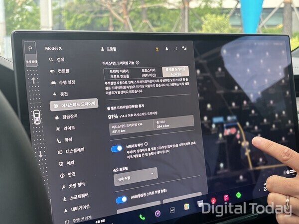 쏘카 구독 상품으로 제공 중인 FSD 탑재 테슬라X 모델 내부 [사진: 석대건 기자]