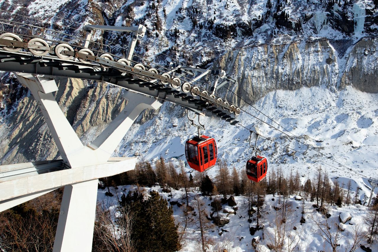 &nbsp;   Matterhorn cable car / Designed by Freepik