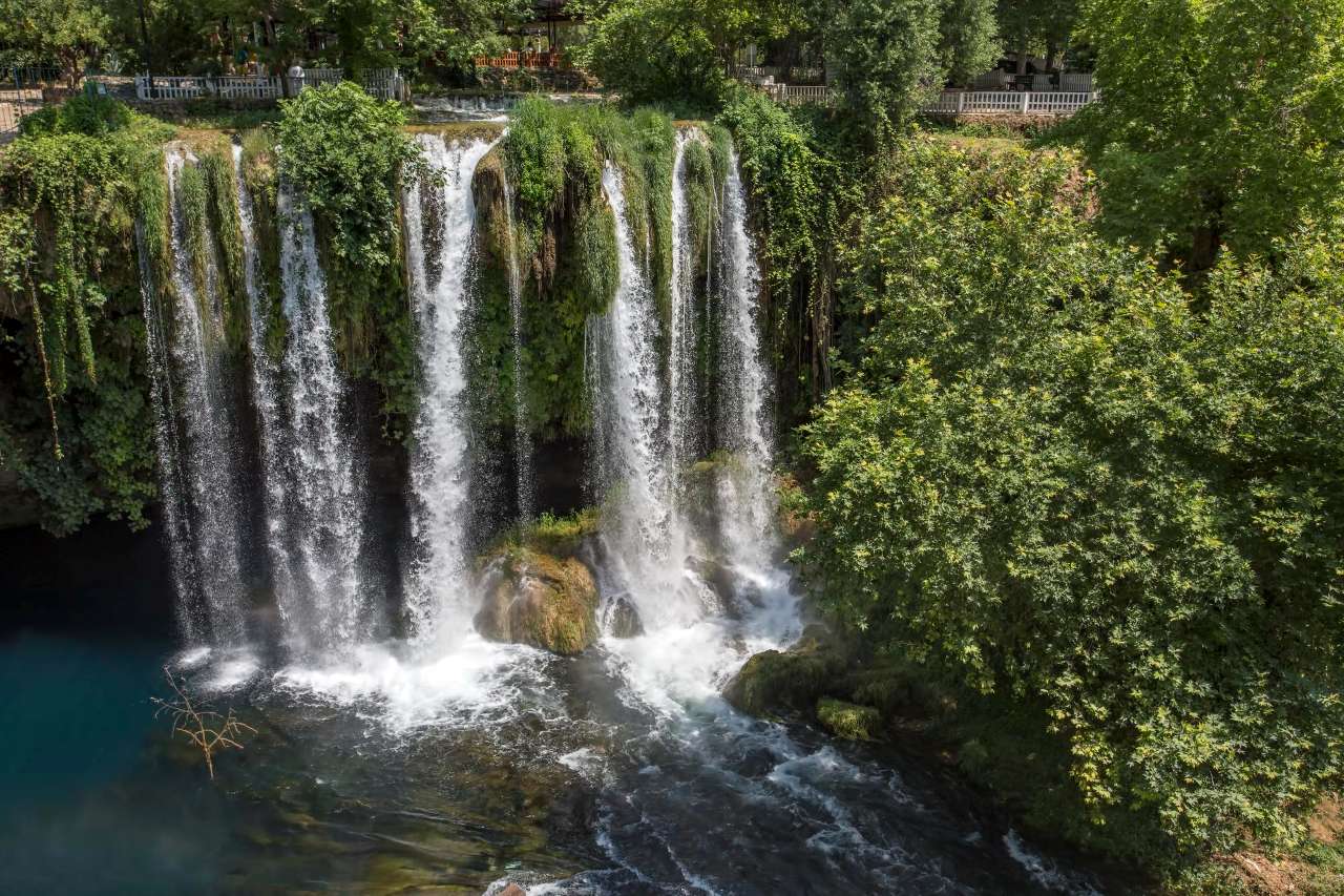 &nbsp;   Düden Falls in the heart of the city / Designed by Freepik