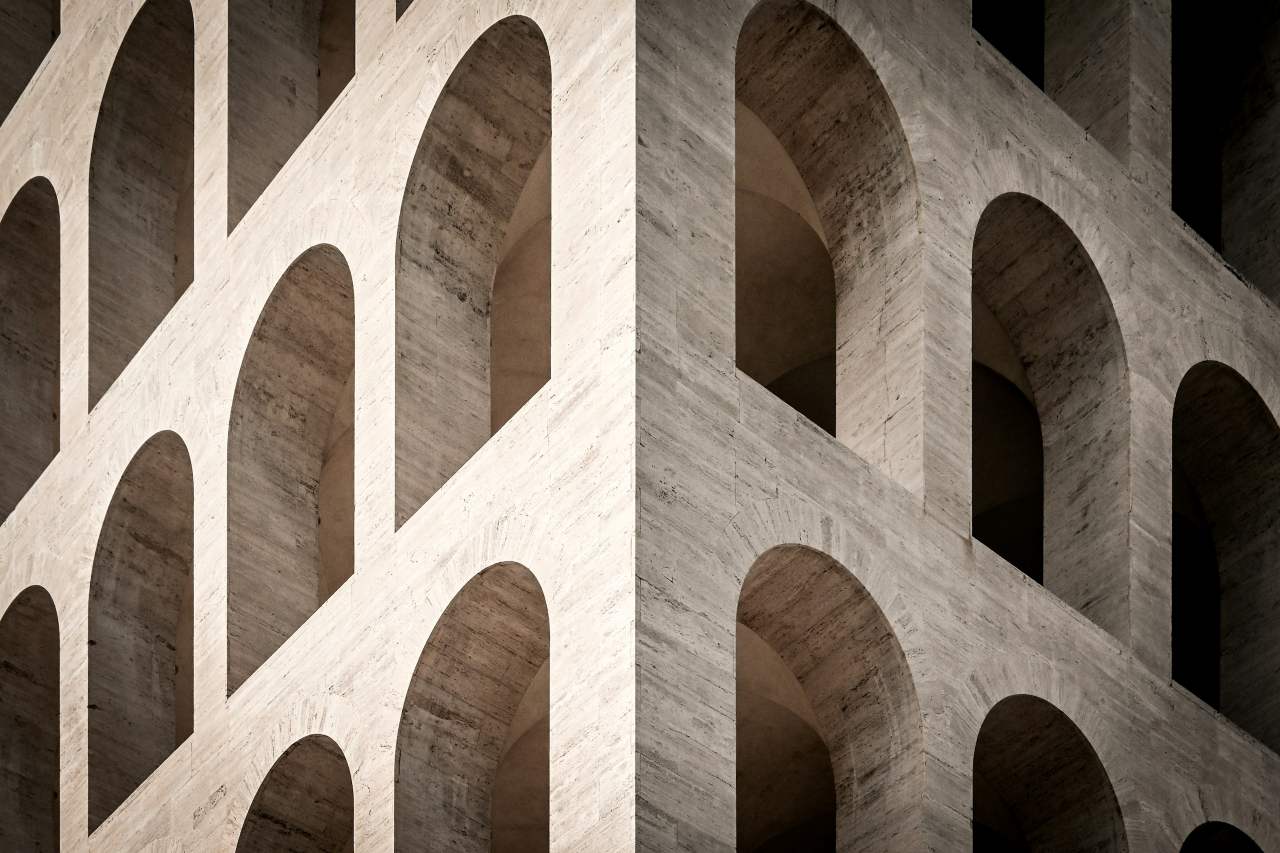 로마 제국의 영광을 닮은 펜디 매장 / 사진=unsplash@Sylwia Bartyzel