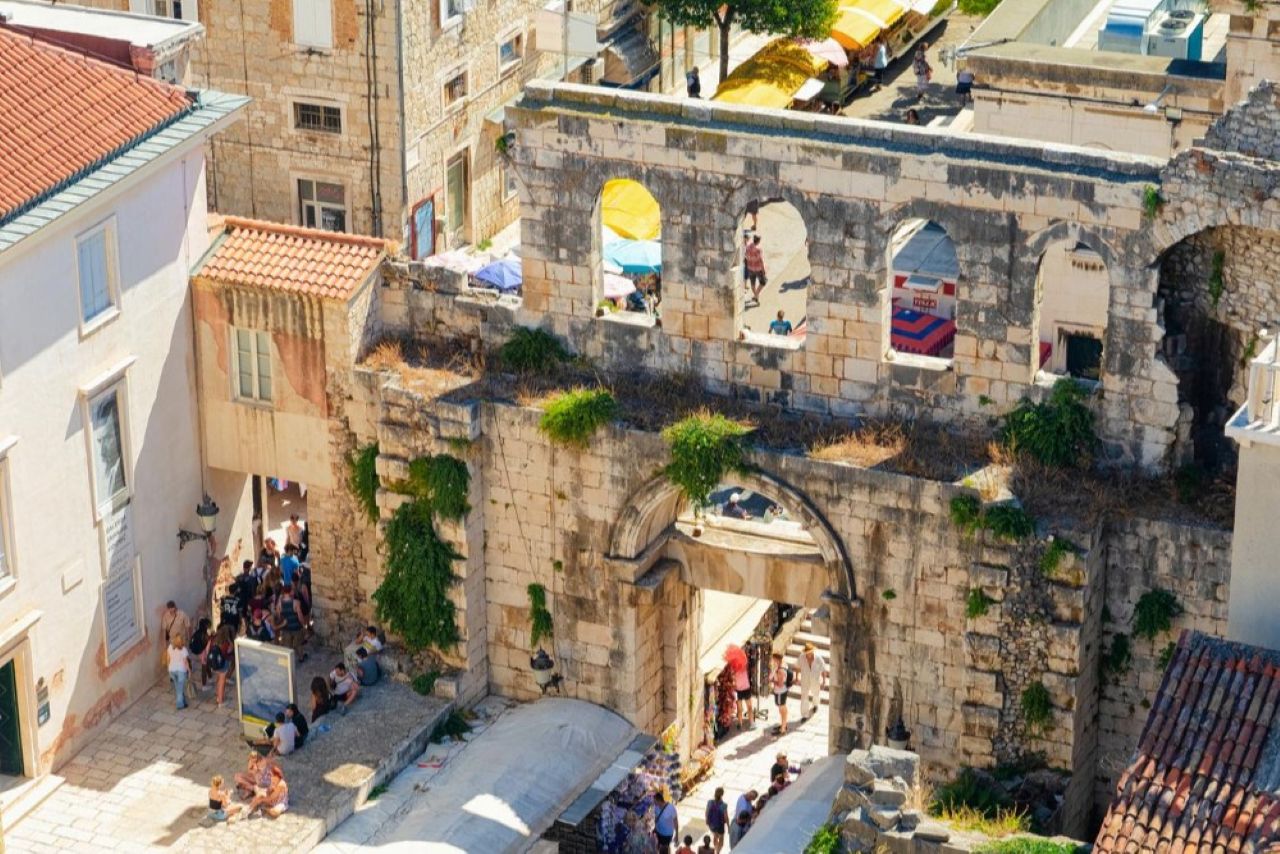 5 must-see spots in Split, Croatia / Designed by Freepik
