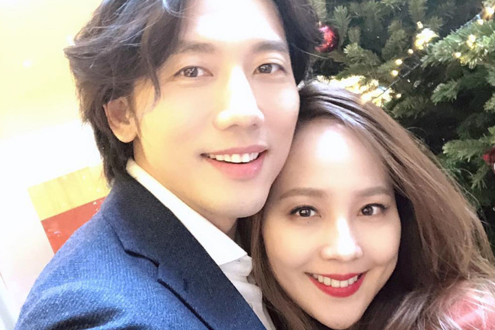 引用：キ・テヨンのSNSアカウント＾＠＠キ・テヨンが妻ユジンとの出会いの始まりから結婚に至るまでのビハインドを公開した。22日放送されたMBCバラエティ『ラジオスター』では、キ・テヨンが出演し、ユジンとの初めての縁と恋愛初期の記憶を振り返った。キ・テヨンは2009年に放送されたMBCドラマ『恋人づくり～Seeking Love～』を選ぶ際、相手がユジンであることは知っていたが、歌手であること以外は何も知らなかったと明かした。また、撮影の順番のためにお互いに親しくなる前にオーストラリアで最後のシーンから撮影を始め、初めてのキスシーンで初めて呼吸を合わせたと説明した。