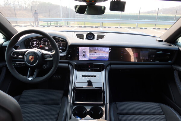 &nbsp;   Porsche Panamera 4 E-HYBErid cockpit and dashboard [Oh Doohwan, Reporter]