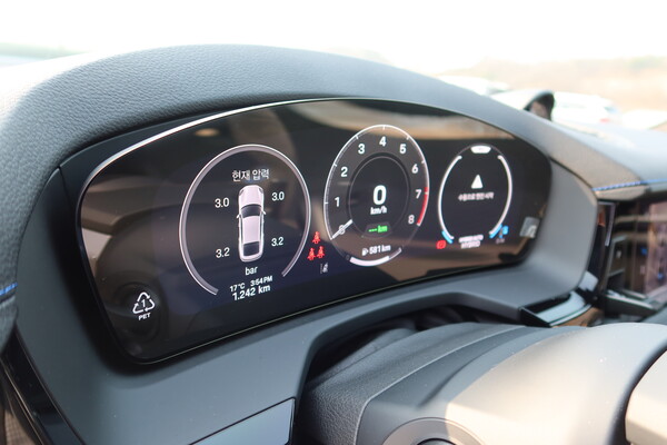 &nbsp;   Porsche Panamera 4 E-HYBErid digital instrument cluster [Oh Doohwan, Reporter]