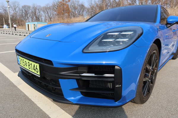&nbsp;   Porsche Panamera 4 E-HYBErid three-quarter front view [Oh Doohwan, Reporter]