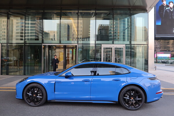 &nbsp;   Porsche Panamera 4 E-HYBErid side view [Oh Doohwan, Reporter]