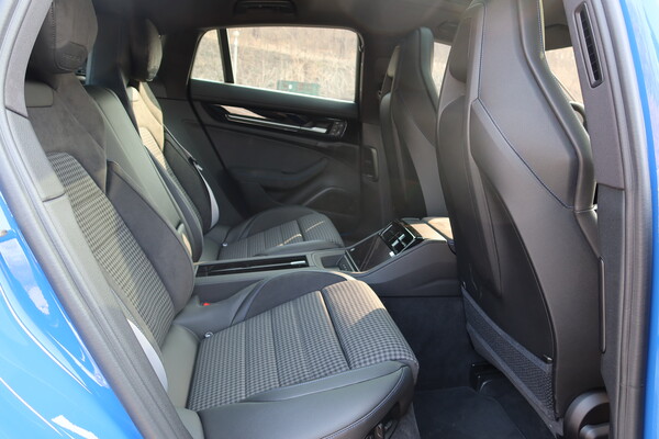 &nbsp;   Porsche Panamera 4 E-HYBErid rear seats [Oh Doohwan, Reporter]