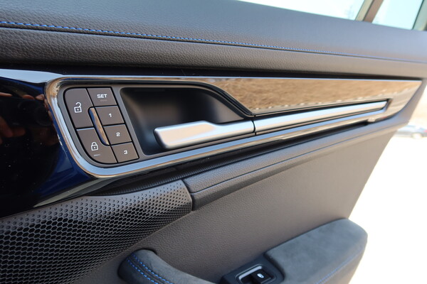 &nbsp;   Porsche Panamera 4 E-HYBErid door [Oh Doohwan, Reporter]
