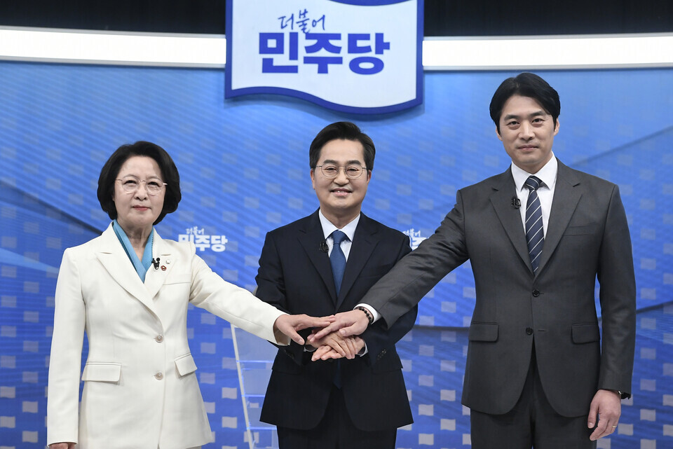 ▲ At the SBS Mokdong studio in Seoul on the afternoon of the 1st, Democratic Party Gyeonggi governor primary candidates Chu Mi-ae (left), Kim Dong-yeon, and Han Jun-ho posed for a commemorative photo before the second joint debate. /Gyeonggi Photo Joint Reporting Team