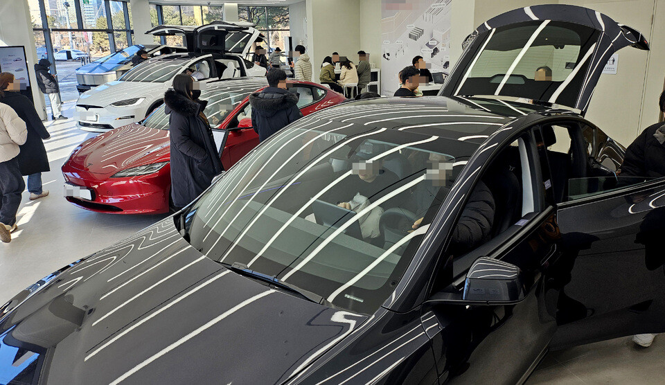 ▲ 인천의 한 전기차 전시장을 찾은 시민들이 전기차를 둘러보고 있다. /양진수기자 photosmith@incheonilbo.com