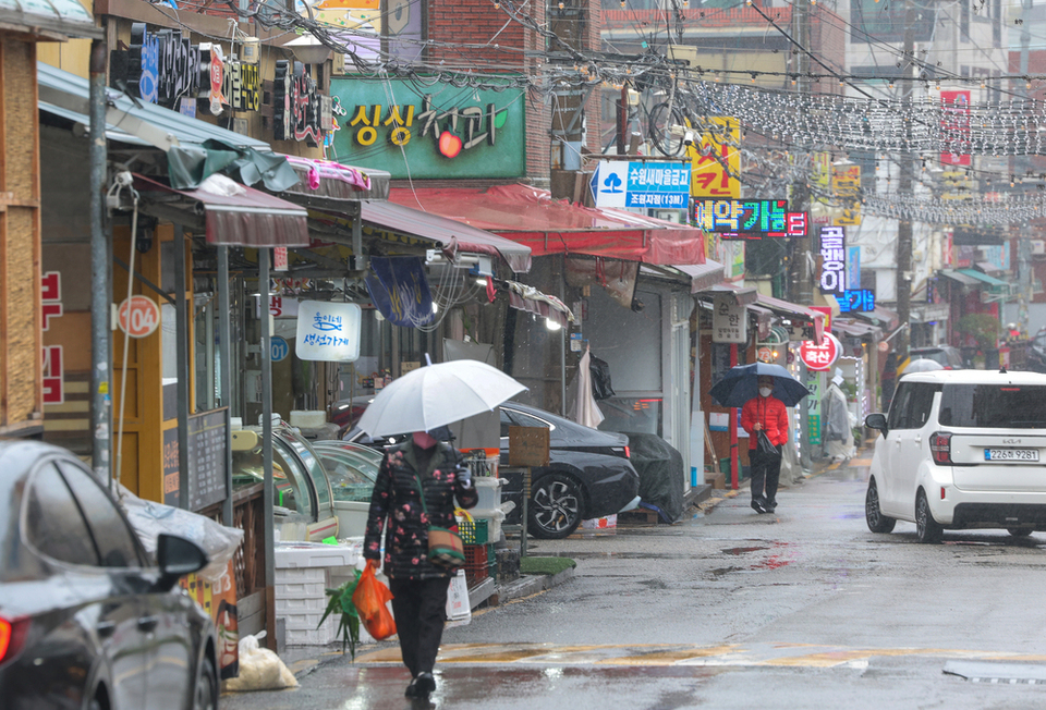 &nbsp;   ▲ Jowon Market offers a space where visitors can experience local daily life away from the main tourist routes. / Photo by Jeon Kwang-hyun, maggie@incheonilbo.com