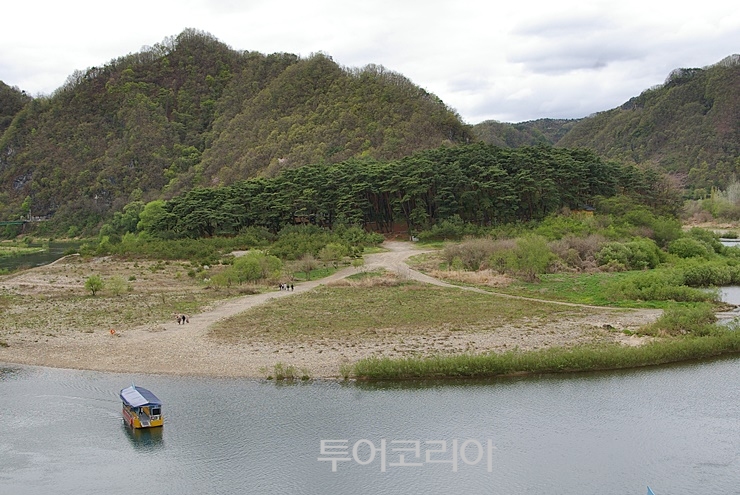 어린 왕 단종이 유배 당했던 청령포 / 사진-투어코리아