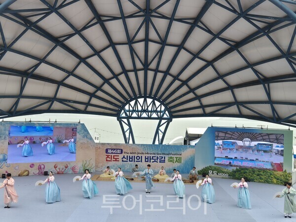 17일 진도군 고군면 신비의 바닷길 일원에서 열린 제46회 진도 신비의 바닷길 축제장 모습. /사진-박성화 기자