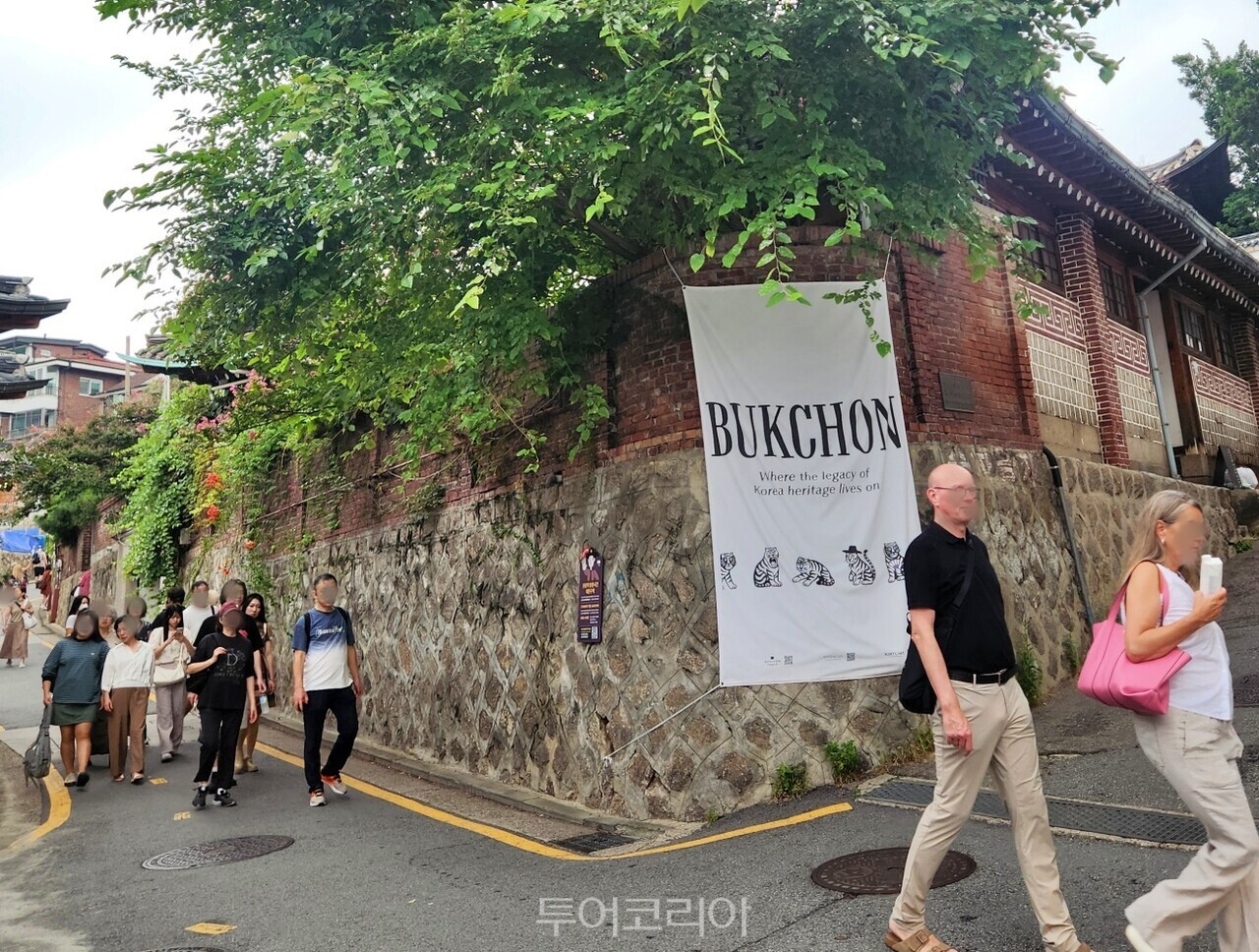 Foreign tourists visiting Bukchon ⓒTour Korea