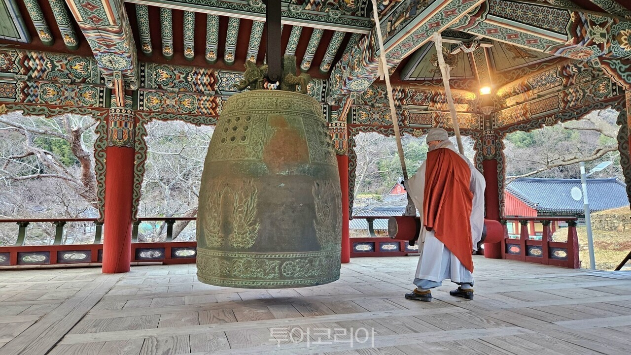 대흥사에서 한 스님이 ‘동안거 해제’ 타종을 치고 있다 사진-투어코리아