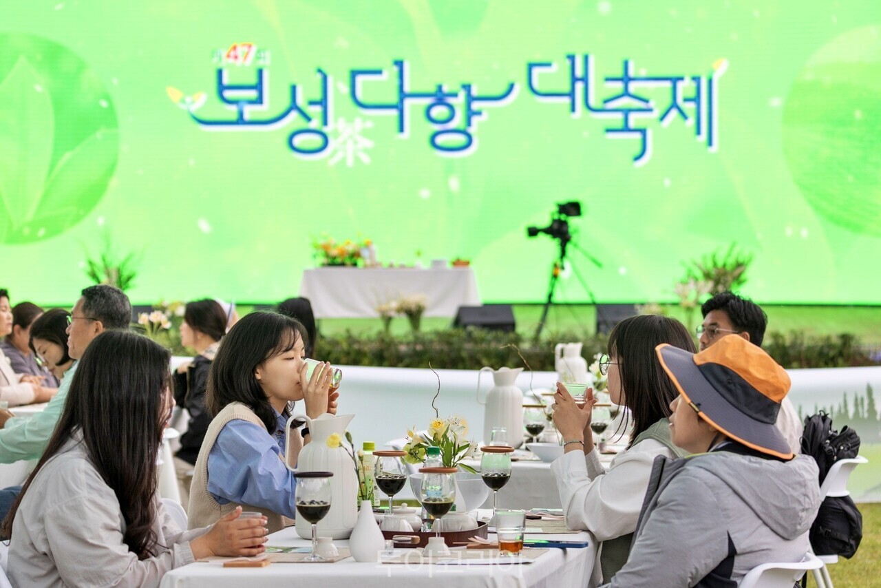 관광객들이 보성다향대축제에서 오후의 차밭(그랜드 티파티)을 즐기고 있다/사진-보성군