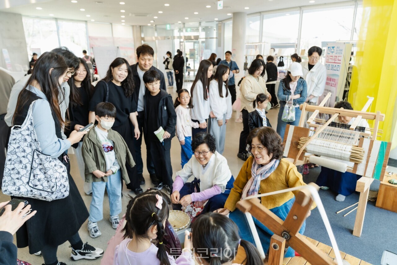 지난 4~5일 열린 진주실크로드 아트페스타에서 베틀 짜기 시연이 열렸다. /사진-진주시