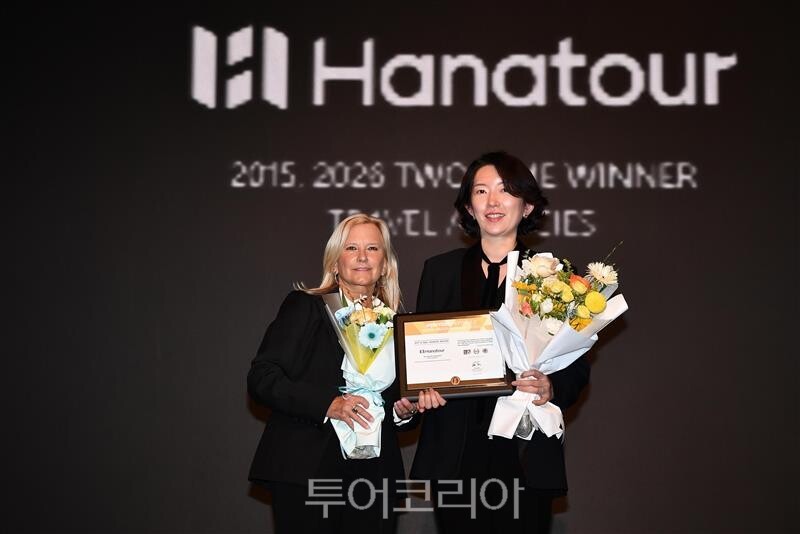 4월 2일 서울 롯데호텔에서 열린 ‘2026 뉴욕페스티벌 대한민국-국가브랜드 대상’에서 하나투어 양성회 고객경험본부장(오른쪽)이 엘런 스미스 뉴욕 페스티벌 회장(왼쪽)과 기념 촬영을 하고 있다. / 사진-하나투어