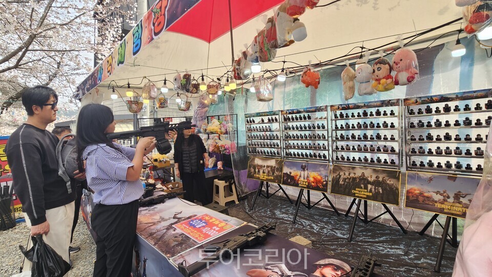 &nbsp;   Tourists enjoy a shooting experience at the Gyeryongsan Cherry Blossom Cultural Festival. / Photo by Yoo Kyung-hoon