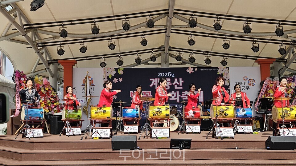 &nbsp;   Hakbong-ri Women\'s Association \'Healing Nanta\' opening performance. / Photo by Yoo Kyung-hoon