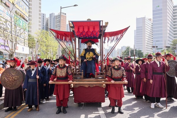 ▲ 제9회 양주 회암사지 왕실축제에서 시민 배우와 참여단이 왕실 어가행렬을 재현하고 있다. / 사진제공=양주시
