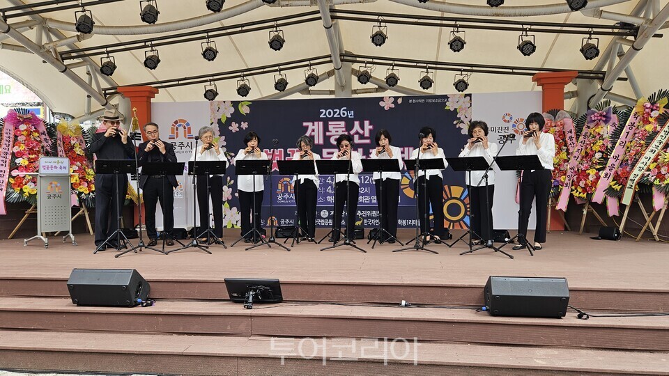 &nbsp;   The Banpo Ocarina Ensemble performing at the Gyeryongsan Cherry Blossom Cultural Festival opening. / Photo by Yoo Kyung-hoon