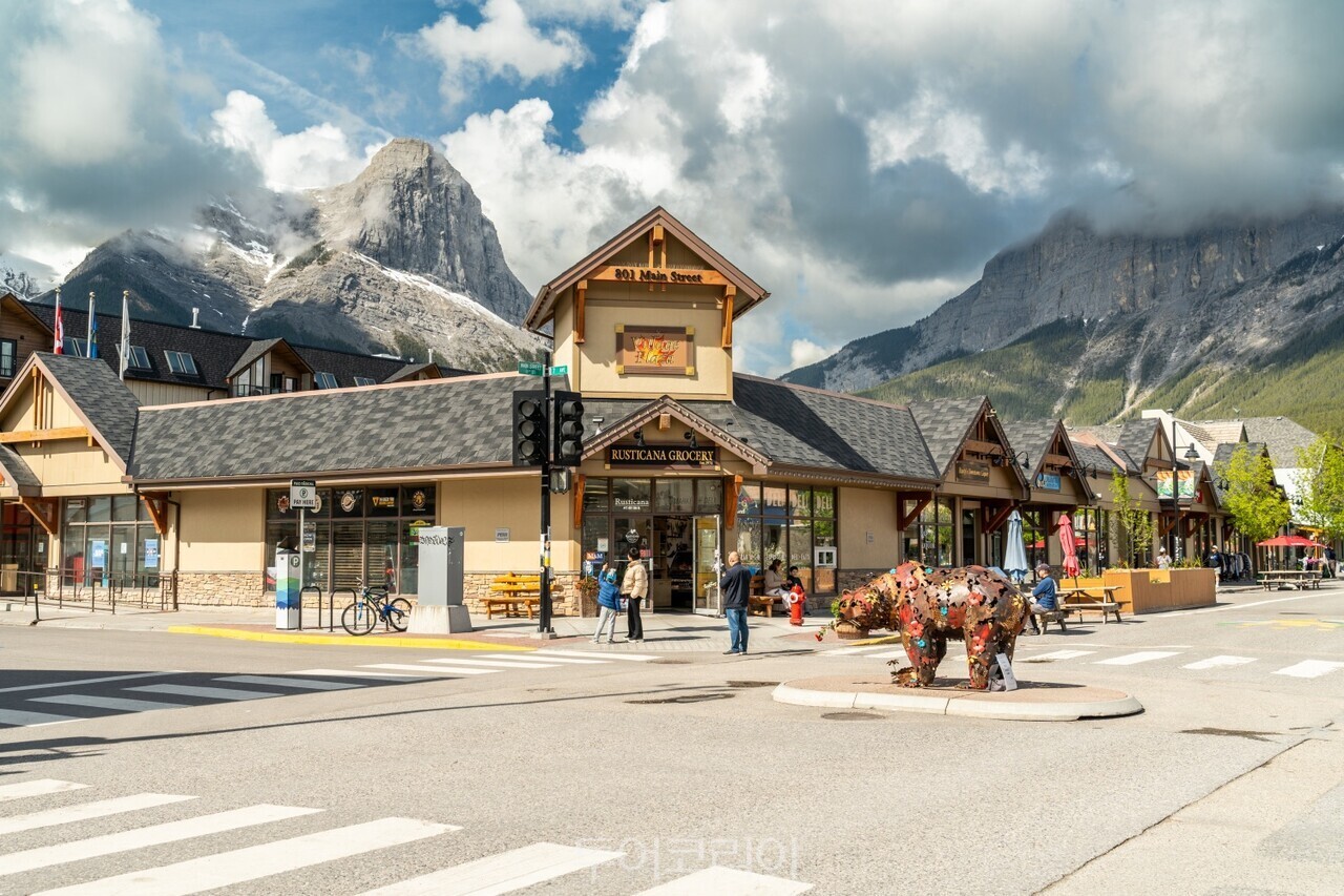 캔모어 다운타운 ⓒ Travel Alberta  Sameer Ahmed /사진-캐나다관광청